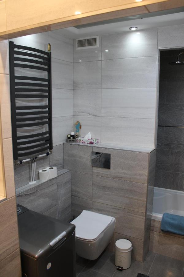 Izzy Apartament Apartment มิชโคลซ์ ภายนอก รูปภาพ